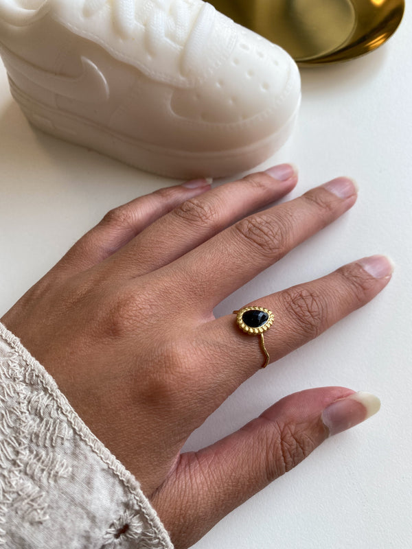 Verstelbare ring zwarte druppel steen - Goud